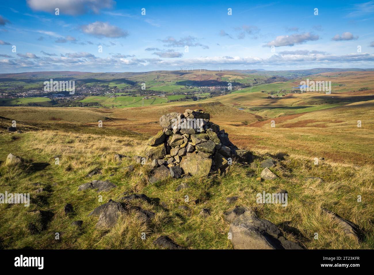 Gritstone Rock sulla pennine Way vicino al bordo di Blackstone sopra littleborough nei South Pennines Foto Stock