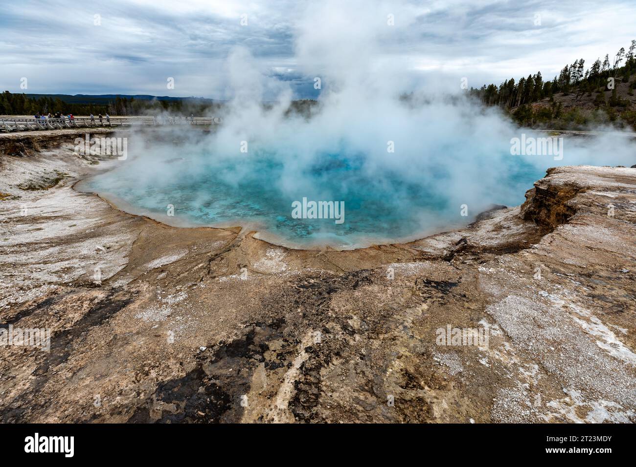 Il vapore sorge dalla profonda piscina blu di sorgenti termali calde Foto Stock
