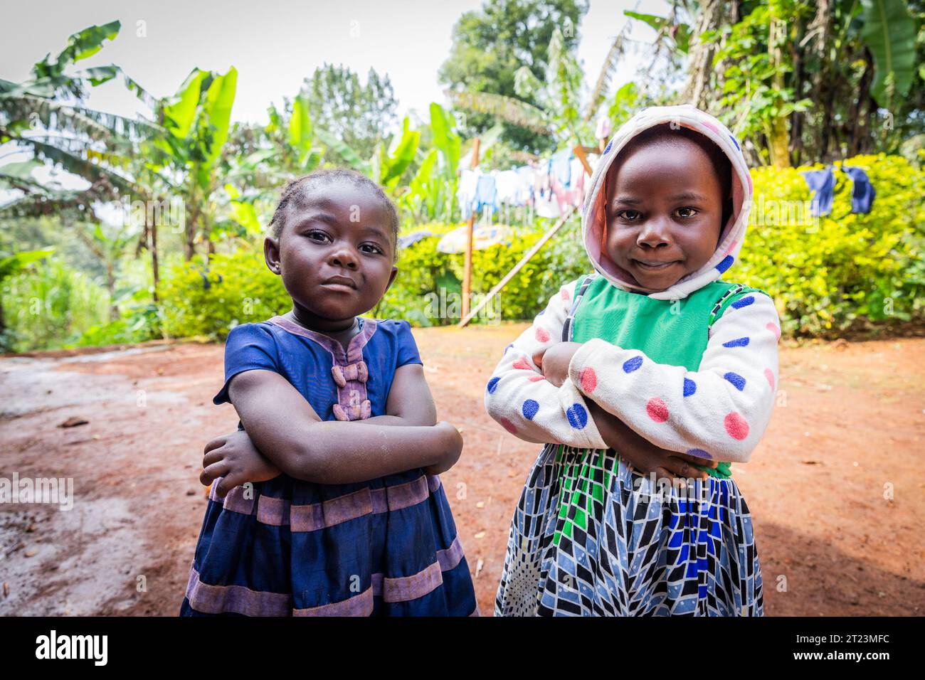 Due amiche africane in piedi all'aperto nel villaggio. Foto Stock