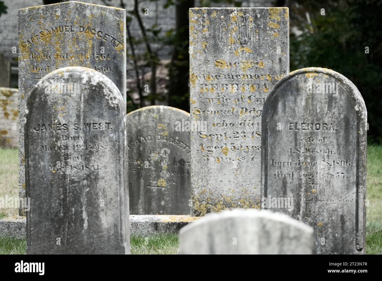 Lapidi antiche presso il cimitero del villaggio di Vineyard Haven, Martha's Vineyard Massachusetts Foto Stock