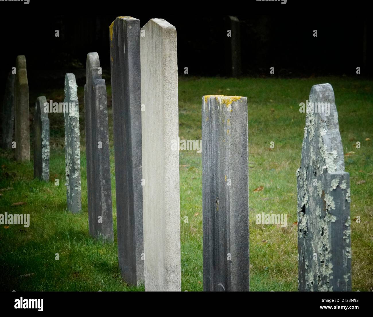 Lapidi antiche presso il cimitero del villaggio di Vineyard Haven, Martha's Vineyard Massachusetts Foto Stock