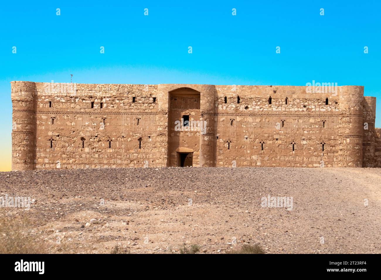 Castello storico nel deserto della Giordania, Qasr el Kharaneh Foto Stock