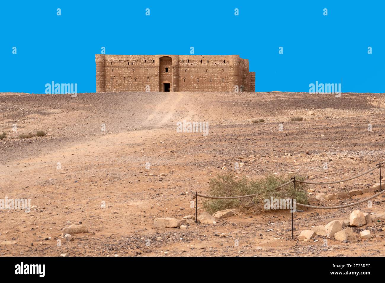 Castello storico nel deserto della Giordania, Qasr el Kharaneh Foto Stock