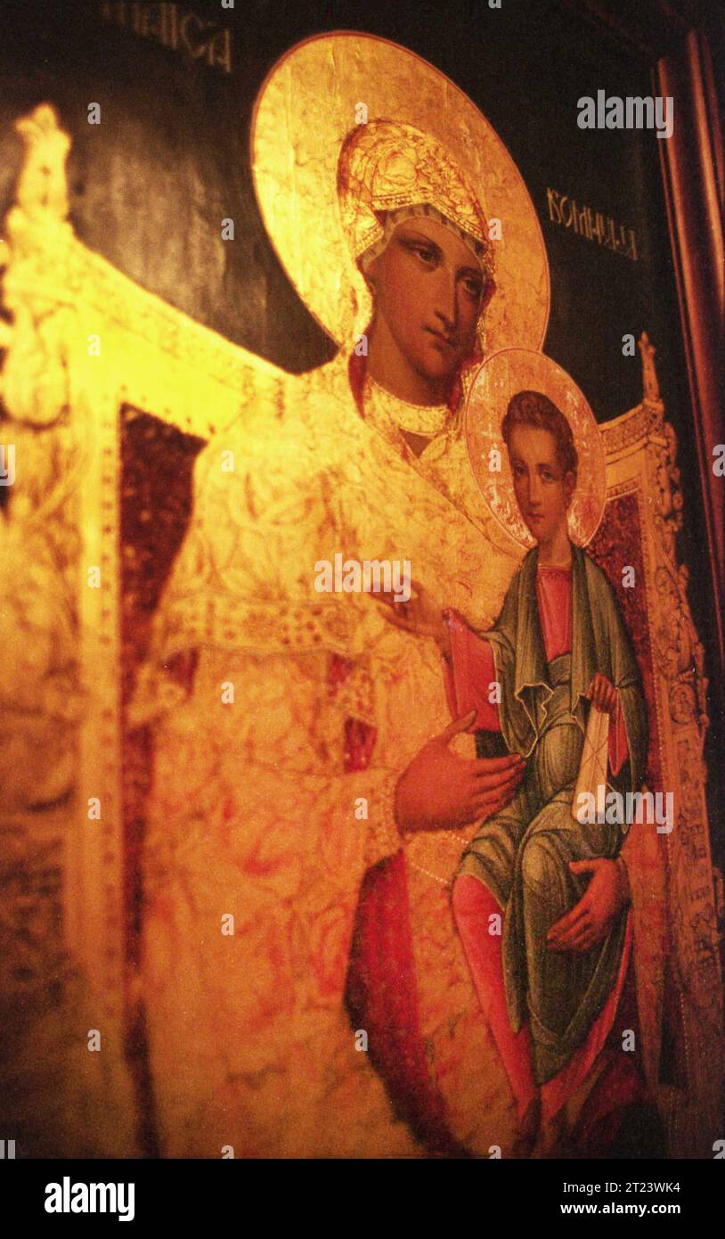 Contea di Dâmbovița, Romania, 1991. Primo piano di una splendida icona di Hodegetria al Monastero di Dealu. Foto Stock