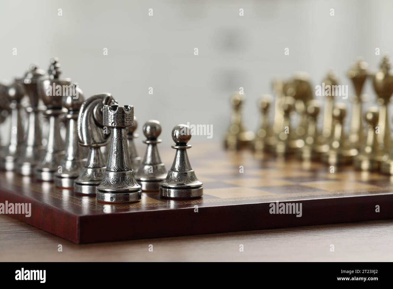 Set di pezzi da scacchi su scacchiera prima della partita, messa a fuoco selettiva. Spazio per il testo Foto Stock