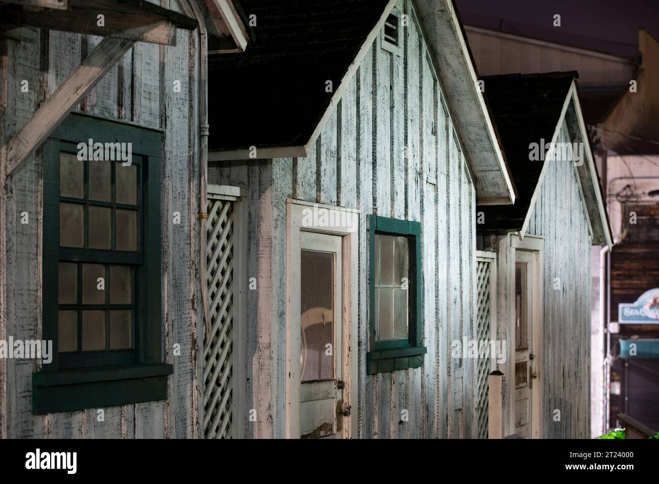 Monterey, California, USA - 31 dicembre 2022: Vista notturna dello storico Worker's Shacks a Cannery Row. Foto Stock