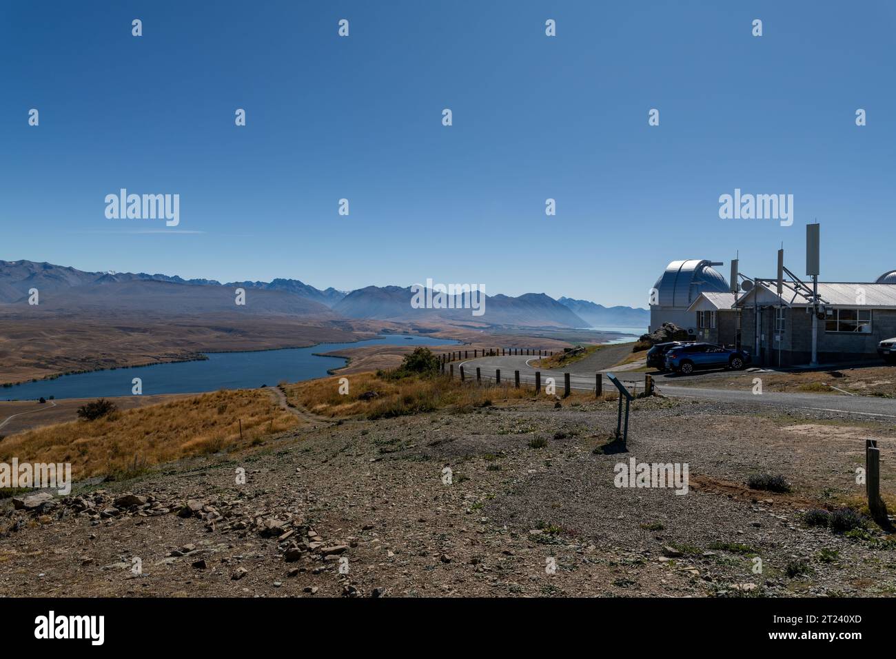 Osservatorio di Mt John, Lago Alexandrina, pianura tussock, distretto di McKenzie, Canterbury, South Island, nuova Zelanda Foto Stock