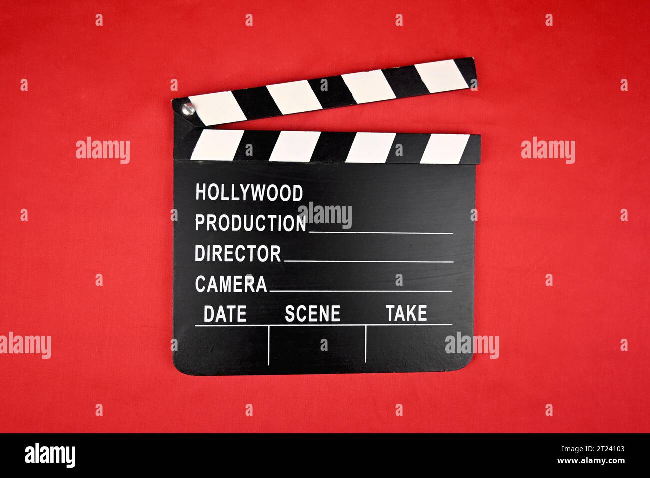 Filmare la clapperboard del filmato su sfondo rosso Foto Stock