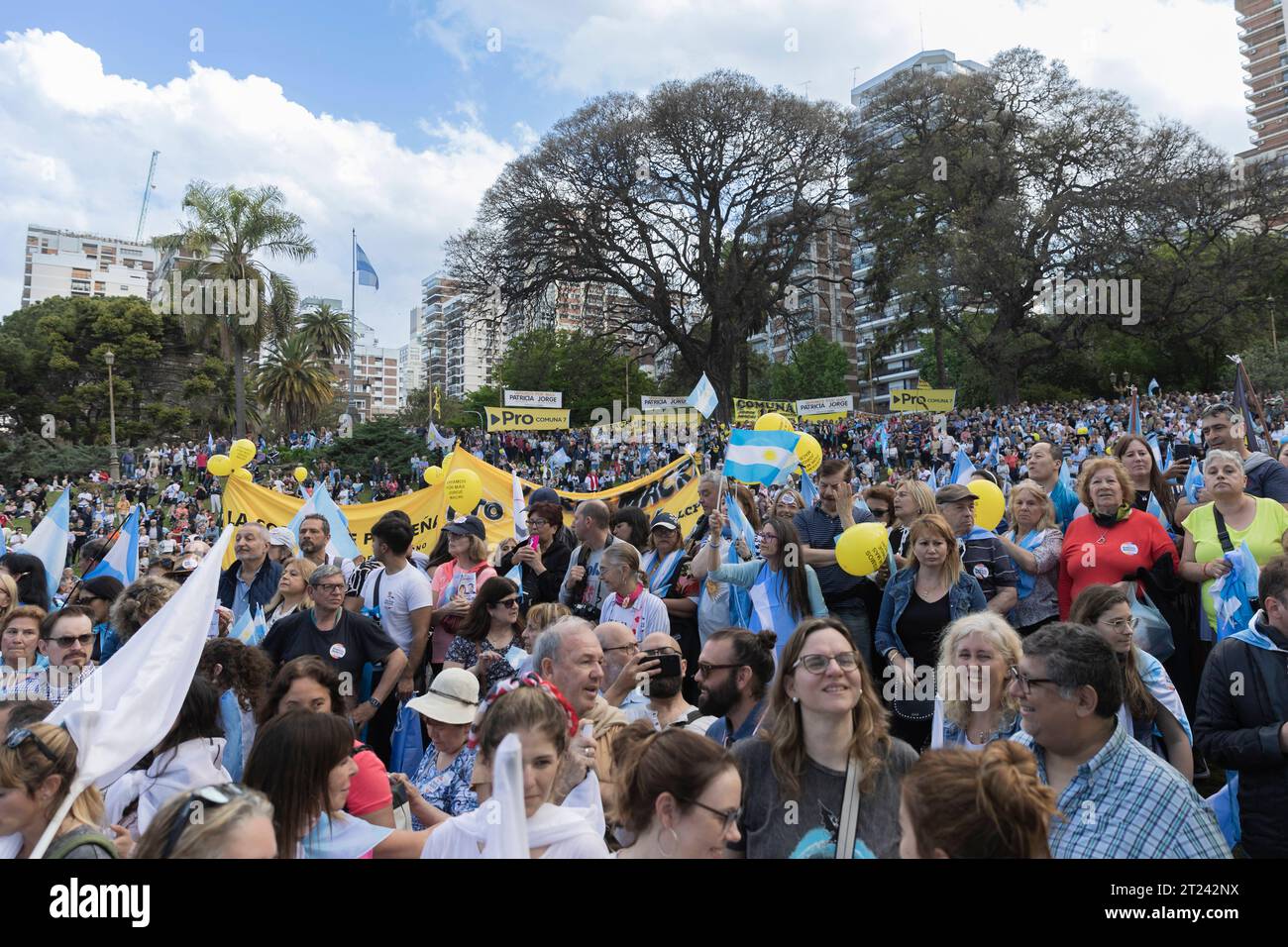 Elezioni presidenziali del 2023. La candidata presidenziale di Juntos por el cambio JXC, Patricia Bullrich, ha tenuto oggi la sua prima campagna conclusiva per le elezioni di domenica prossima. In questa occasione lo fece nella città di Buenos Aires, dove diresse un atto nelle Barrancas de Belgrano. Durante la settimana terrà diversi eventi in diverse parti del paese. Buenos Aires Argentina Copyright: XImagoxImages/EstebanxOsoriox EstebanOsorio-6283 Credit: Imago/Alamy Live News Foto Stock