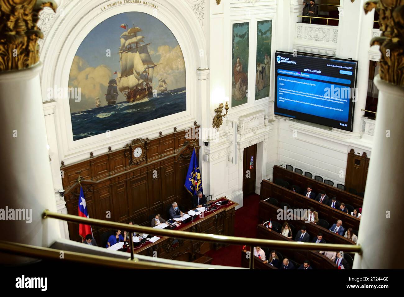 L'emiciciclo del Congresso Nazionale, dove il Consiglio costituzionale lavora alla stesura di una proposta per una nuova costituzione a Santiago, Cile, il 16 ottobre 2023. (Foto di Jesus Martinez/Sipa USA) credito: SIPA USA/Alamy Live News Foto Stock