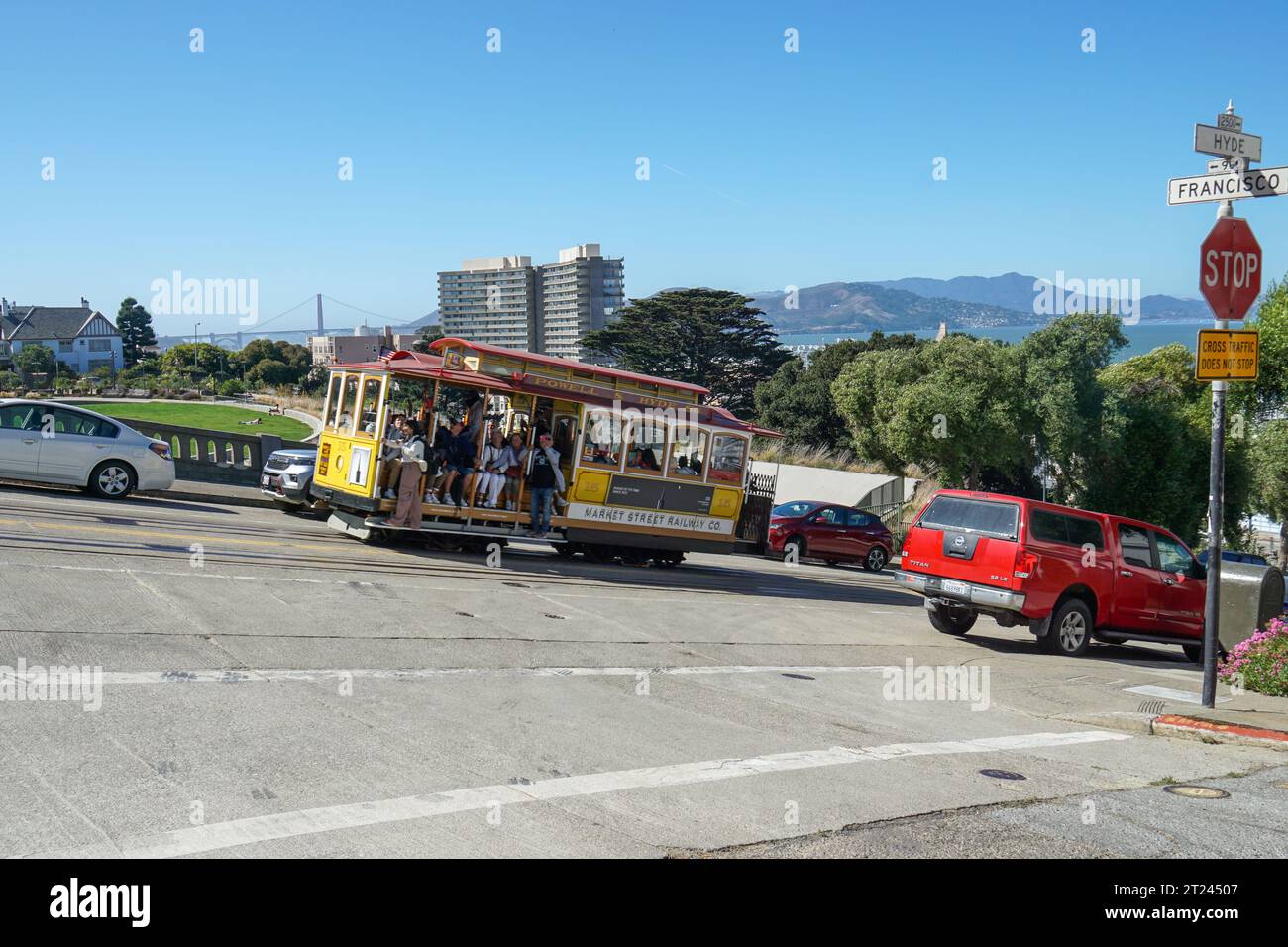Una delle più famose funivie di San Francisco sale su Hyde Street in direzione di Lombard St Foto Stock