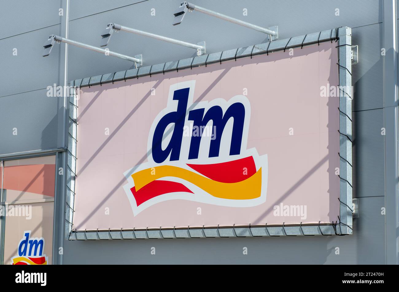 Zvolen, Slovacchia - 8 ottobre 2023 : DM - drogerie markt Sign. Logo del marchio. Una catena di negozi al dettaglio che offrono cosmetici, articoli sanitari, casa Foto Stock