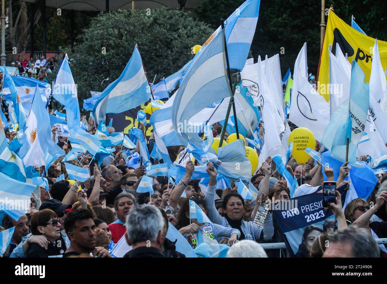 Barrancas De Belgrano, Argentina. 16 ottobre 2023. I sostenitori con bandiere argentine partecipano alla prima cerimonia di chiusura della campagna di Patricia Bullrich. Prima chiusura della campagna di Patricia Bullrich in vista delle elezioni presidenziali argentine del 22 ottobre 2023. Credito: SOPA Images Limited/Alamy Live News Foto Stock