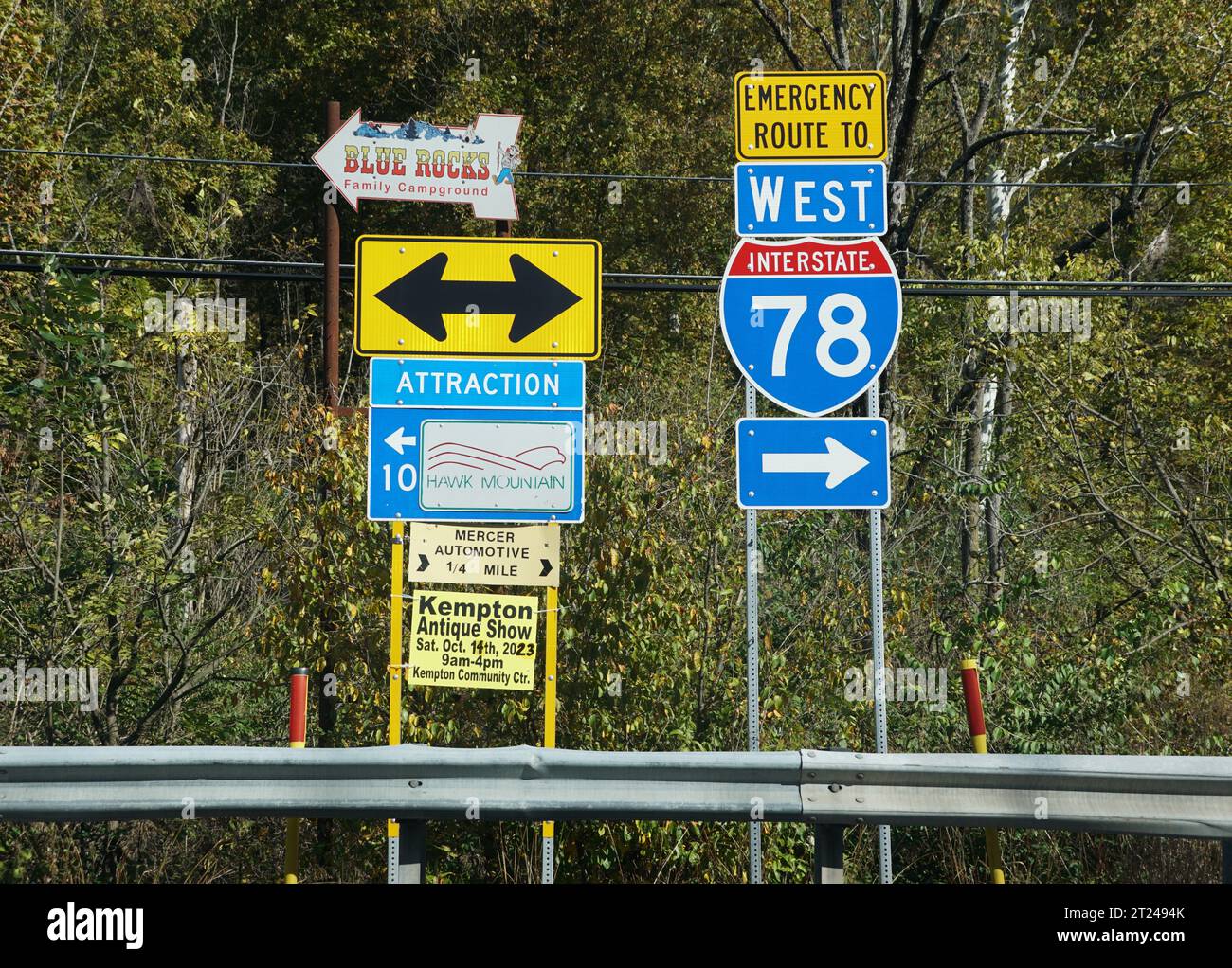 Amburgo, Pennsylvania, U.S.A - 15 ottobre 2023 - l'autostrada entra nell'Interstate 78 direzione ovest, il campeggio per famiglie Blue Rock e Hawk Mountain Foto Stock