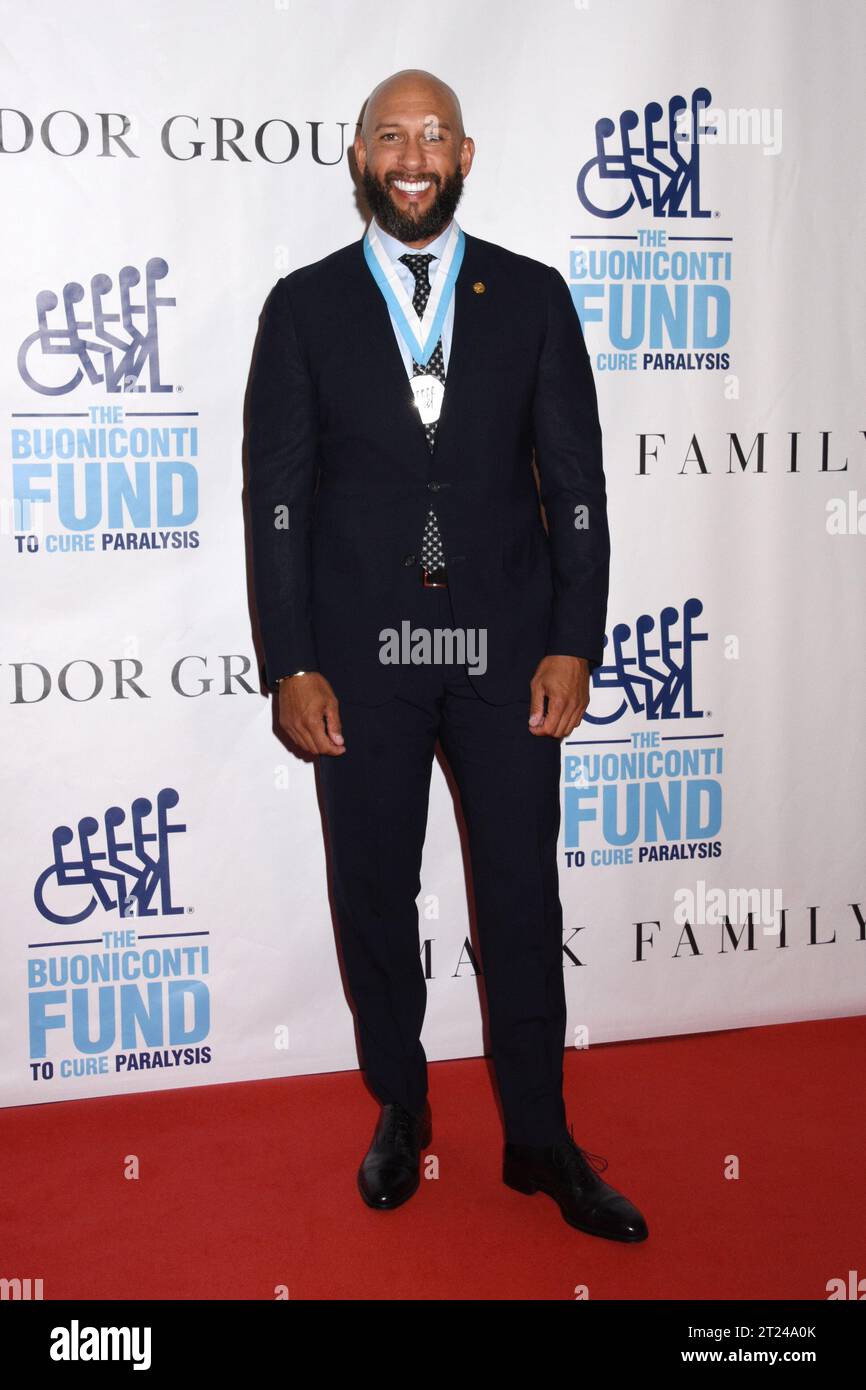 New York, NY, USA. 16 ottobre 2023. Tim Howard al Buoniconti Fund to cure ParalysisÕ 38th Annual Great Sports Legends Dinner al Marriott Marquis di New York il 16 ottobre 2023. Crediti: Mpi099/Media Punch/Alamy Live News Foto Stock