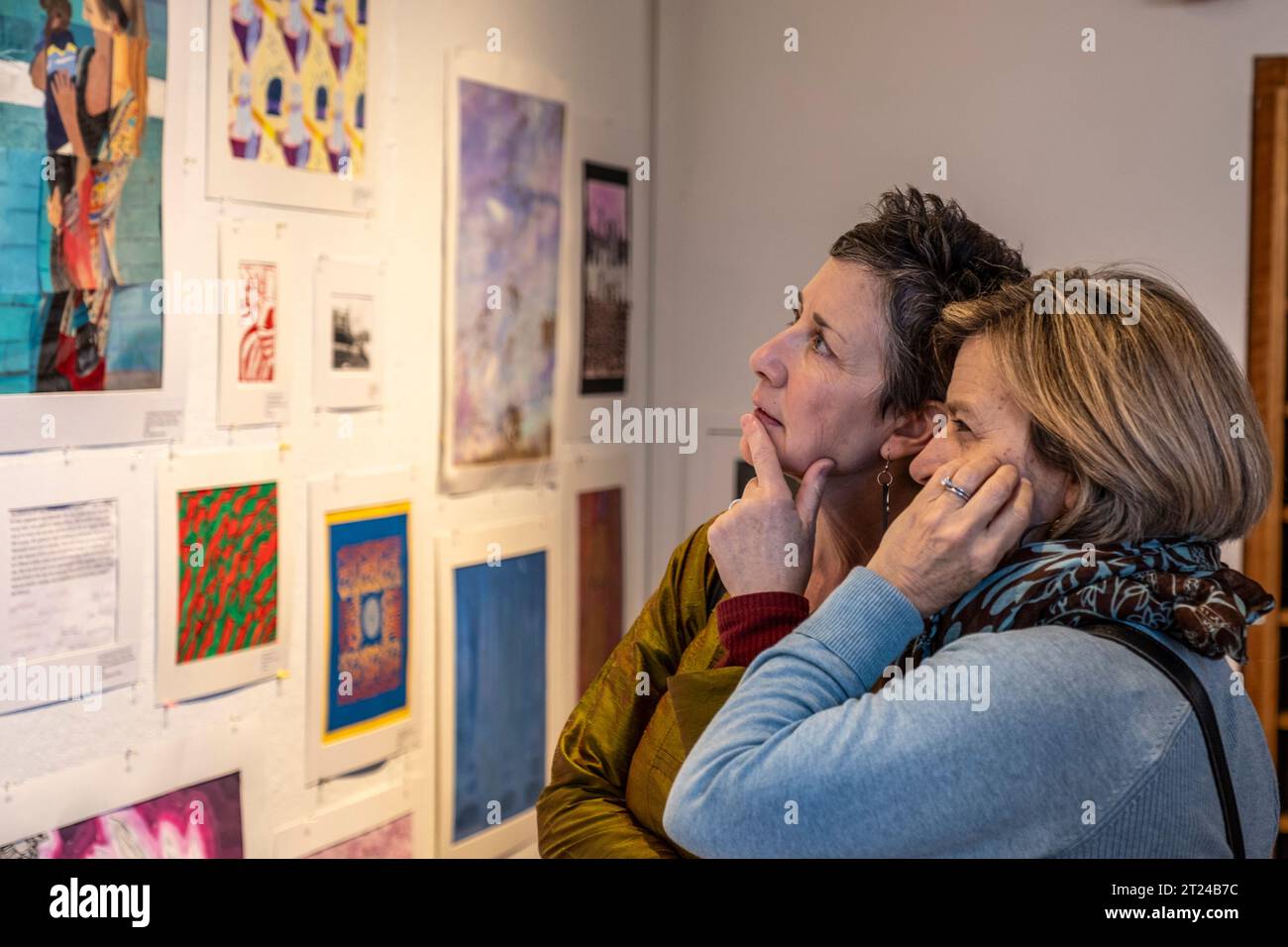 Due donne che guardano le opere d'arte degli studenti Foto Stock