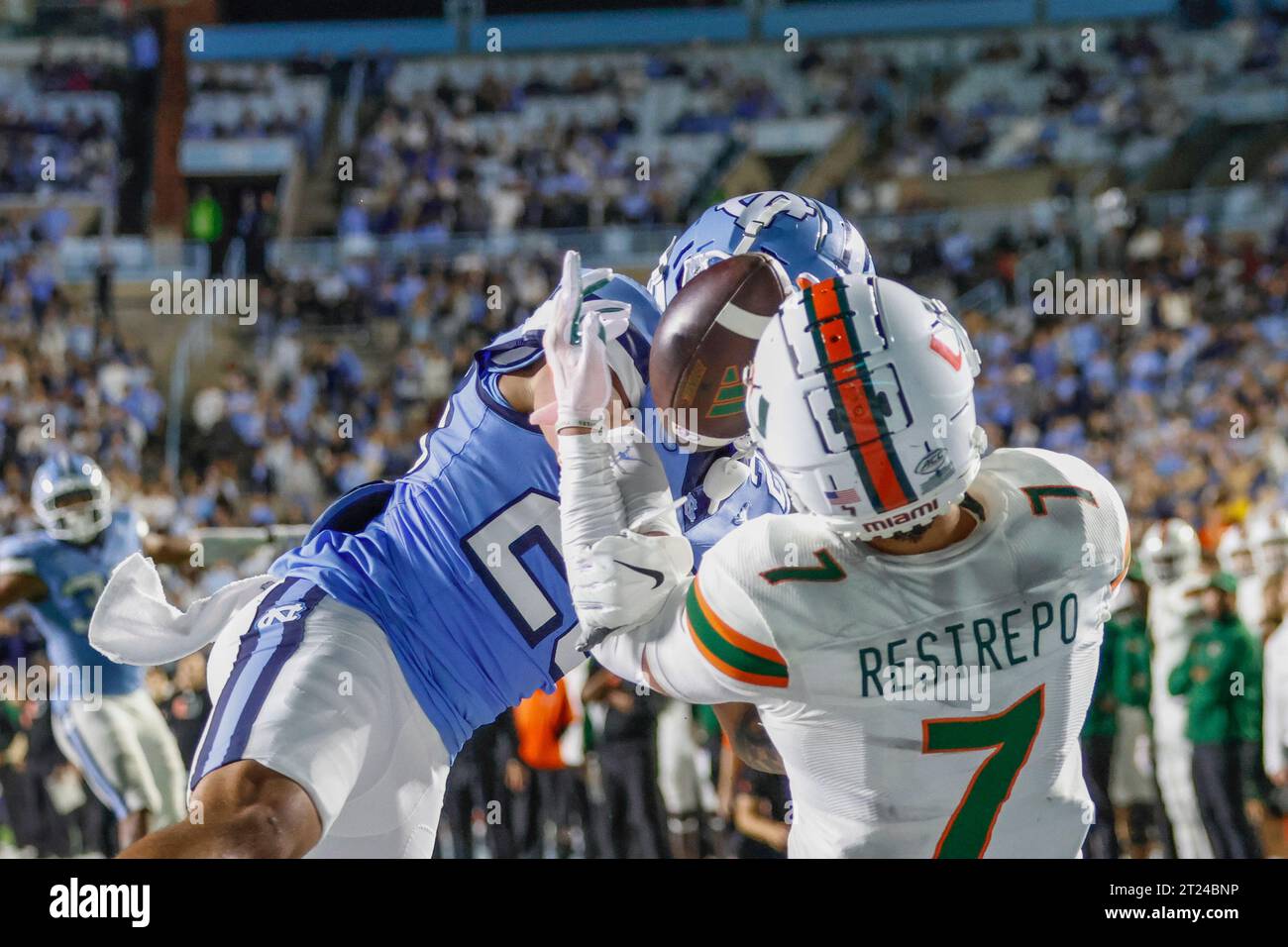 Chapel Hill, NC USA: Il wide receiver dei Miami Hurricanes Xavier Restrepo (7) tenta di fare un ricevimento mentre è coperto da North Carolina Tar Heels defensi Foto Stock