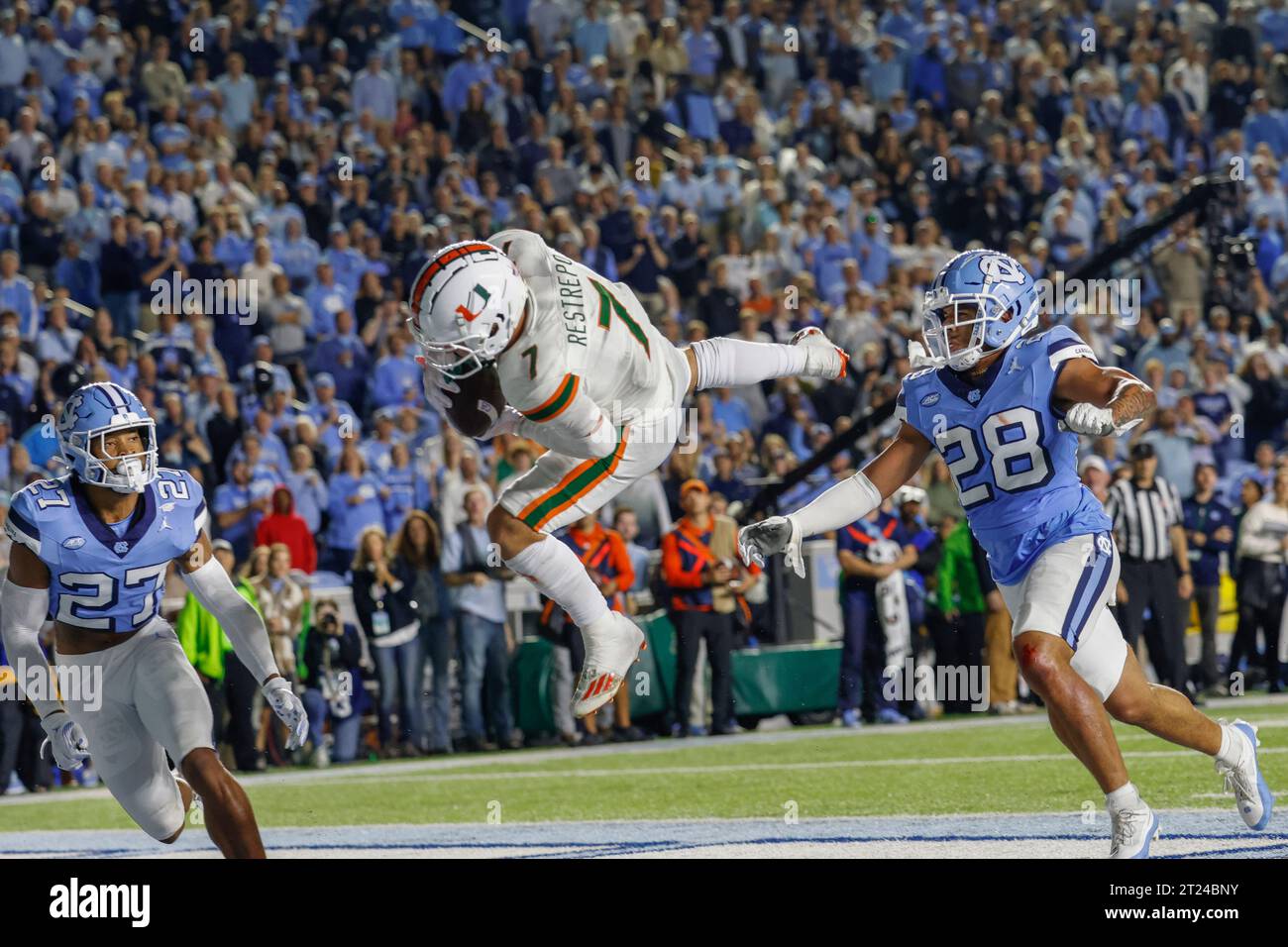 Chapel Hill, NC USA: Il wide receiver dei Miami Hurricanes Xavier Restrepo (7) riceve il touchdown mentre è coperto dai North Carolina Tar Heels Foto Stock