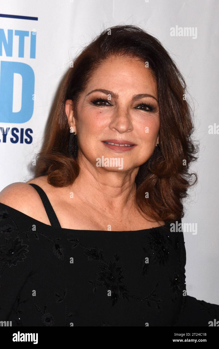 NEW YORK, NY - 16 OTTOBRE: Gloria Estefan al Buoniconti Fund to cure ParalysisÕ 38th Annual Great Sports Legends Dinner al Marriott Marquis di New York il 16 ottobre 2023. Copyright: XMediaPunchx credito: Imago/Alamy Live News Foto Stock