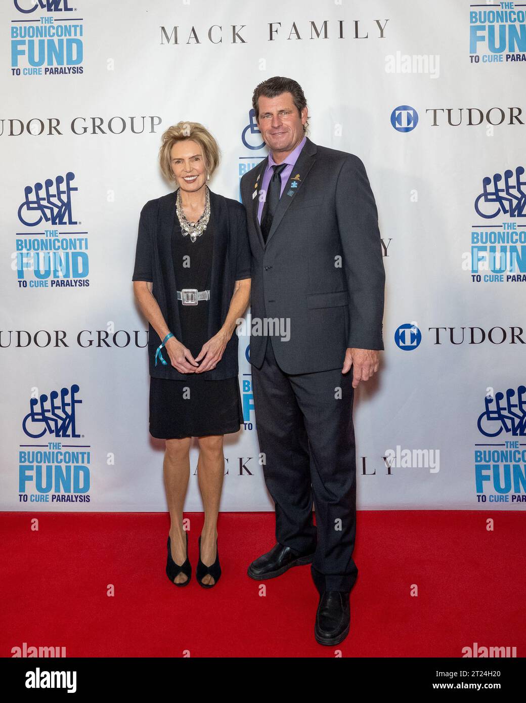 New York, USA. 16 ottobre 2023. (L-R) Lesley Visser e Scott Erickson arrivano sul tappeto rosso per il Buoniconti Fund to cure Paralysis'38th Annual Great Sports Legends Dinner al Marriott Marquis di New York, New York, il 16 ottobre 2023. (Foto di Gabriele Holtermann/Sipa USA) credito: SIPA USA/Alamy Live News Foto Stock