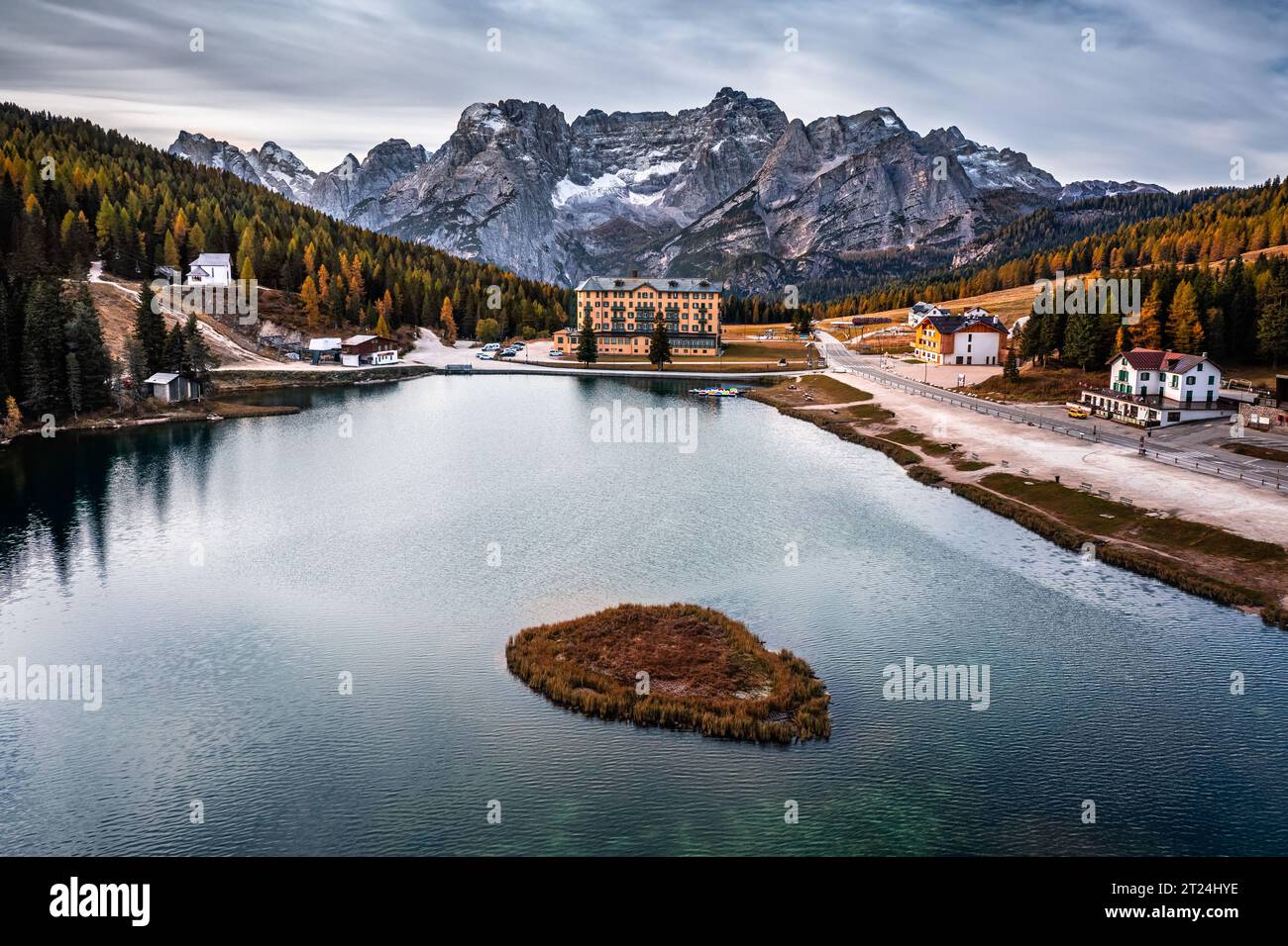 Misurina, Italia - Vista aerea delle montagne cristallo delle Dolomiti italiane sul Lago di Misurina in alto Adige con luci autunnali mattutine e cielo nuvoloso Foto Stock