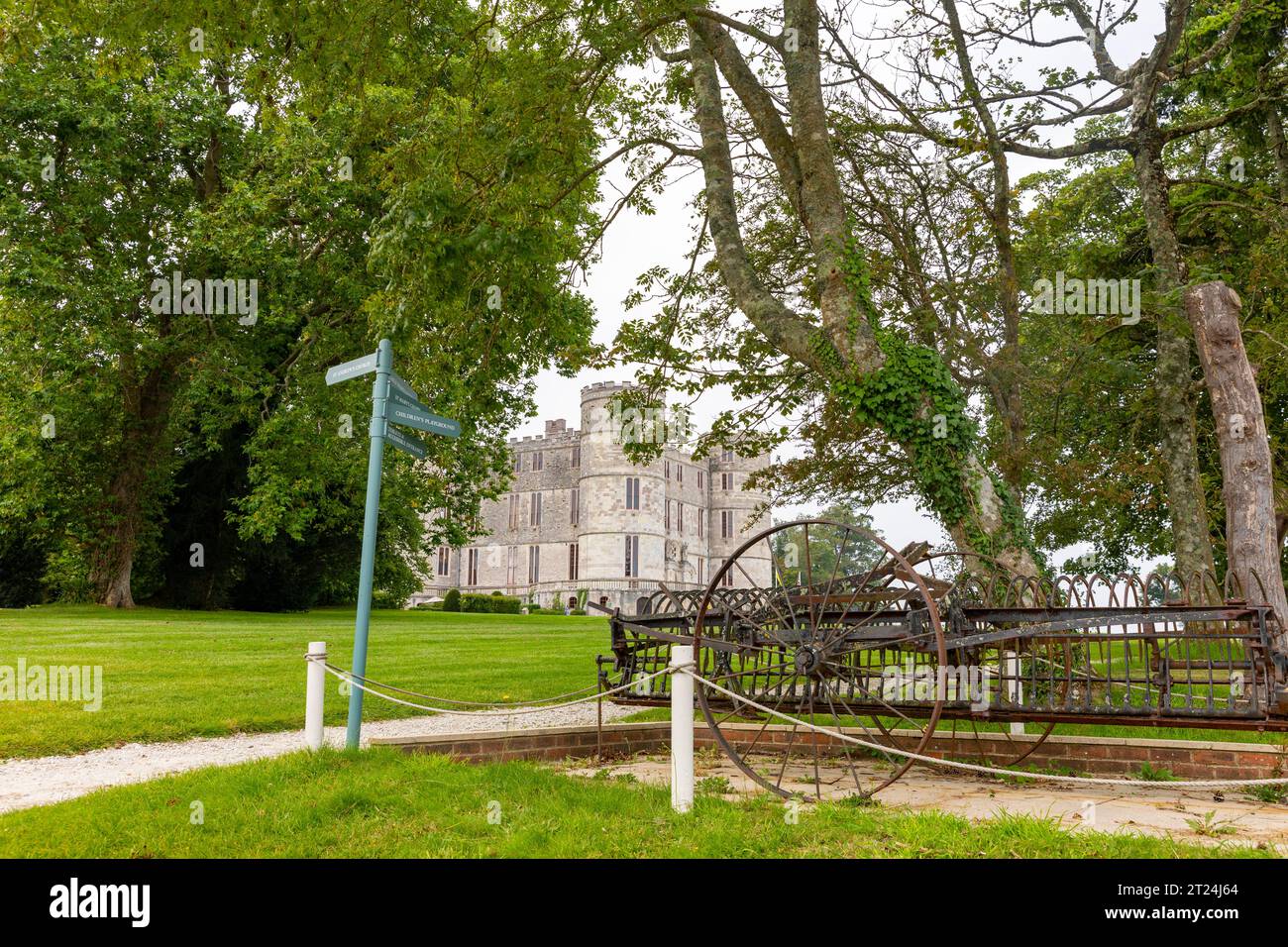 Castello di Lulworth nella parte orientale di lulworth Dorset, una fortezza in stile chalet di caccia del XVII secolo, patrimonio storico di grado 1, Inghilterra, Regno Unito, 2023 Foto Stock