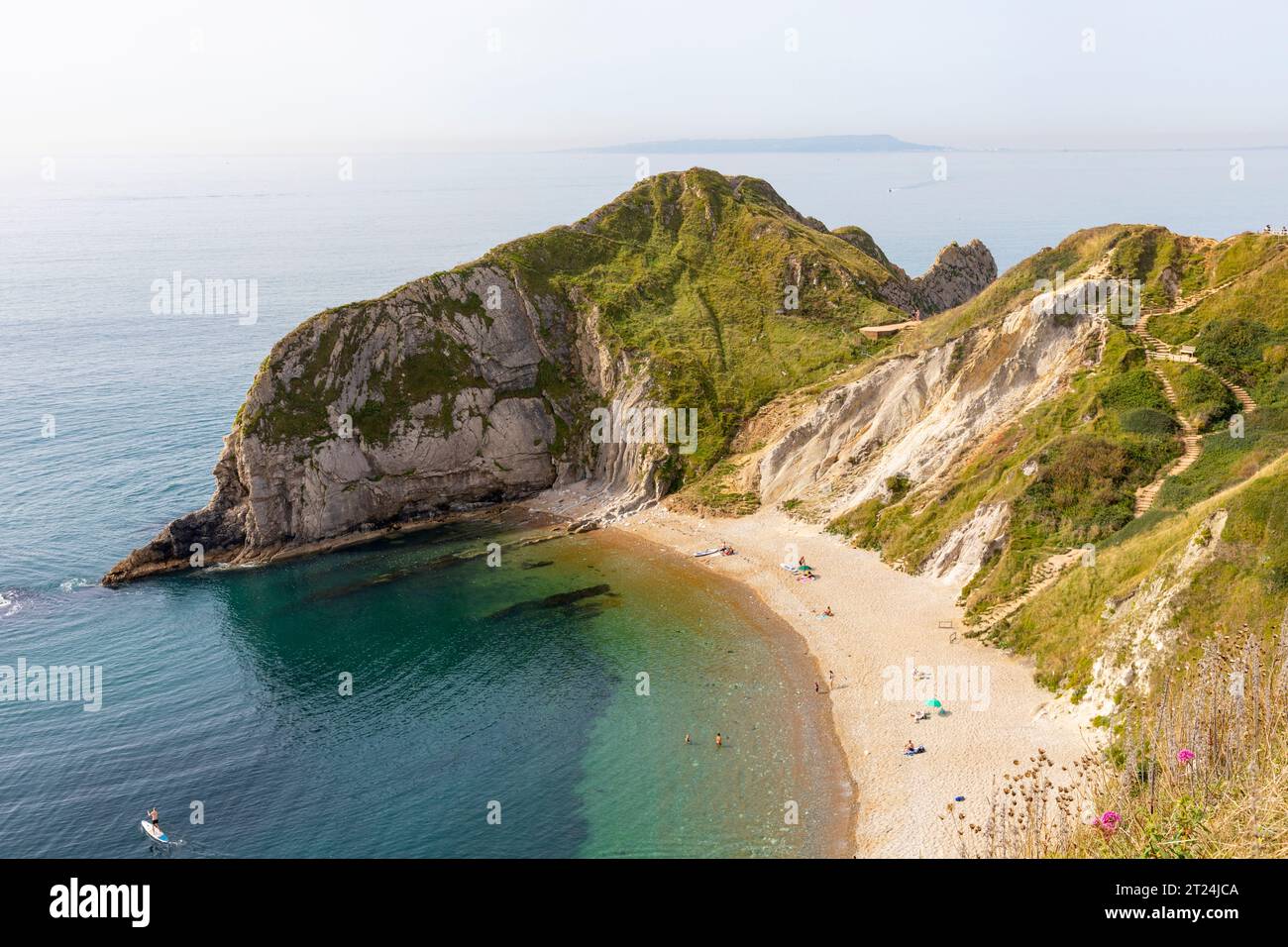 Man of War Beach a Durdle Door vicino a Lulworth sulla costa del Giurassico, sito patrimonio dell'umanità, meteo britannico con onde di caldo, South Coast Dorset, Inghilterra, Regno Unito, settembre Foto Stock