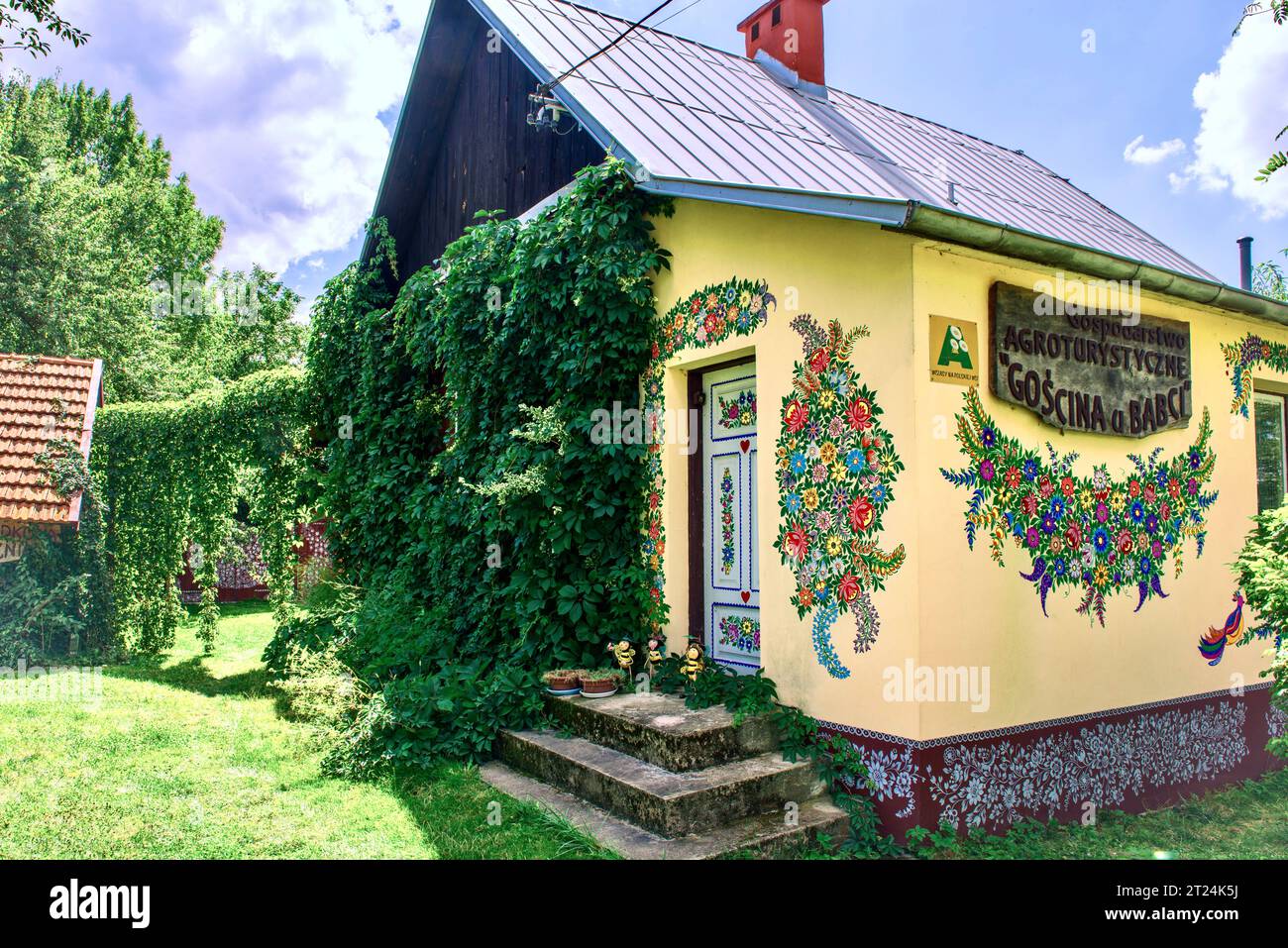 Un edificio rustico con splendidi dipinti floreali. Foto Stock