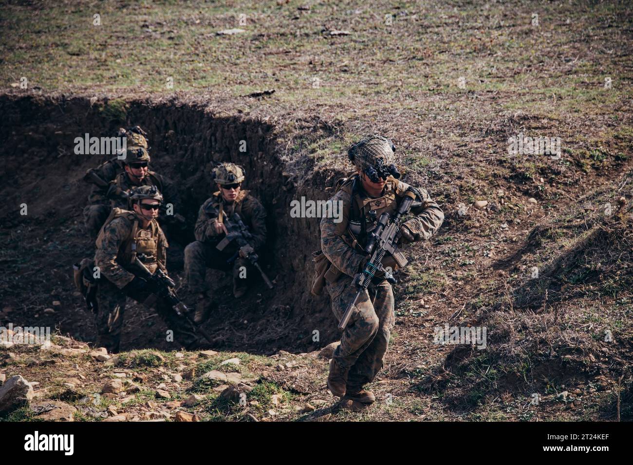 U.S. Marines with Charlie Company, Battalion Landing Team 1/6, 26th Marine Expeditionary Unit (Special Operations Capable) (MEU(SOC)), vincolato in avanti durante una prova come parte di addestramento bilaterale a fianco dell'esercito spagnolo al Sierra del Retin Training Camp, Spagna, 4 ottobre 2023. La USS Mesa Verde, assegnata al Bataan Amphibious Ready Group e imbarcata sulla 26th Marine Expeditionary Unit (Special Operations Capable) (MEU(SOC)), sotto il comando e il controllo della Task Force 61/2, è in uno schieramento programmato nella zona operativa delle forze navali americane in Europa, impiegato dalla Sixth Fleet degli Stati Uniti a d Foto Stock