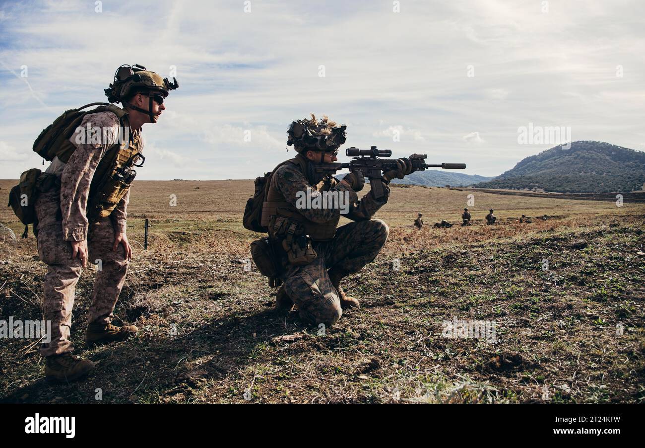 A U.S. Marine with Charlie Company, Battalion Landing Team 1/6, 26th Marine Expeditionary Unit (Special Operations Capable) (MEU(SOC)), detiene la sicurezza durante una prova come parte dell'addestramento bilaterale a fianco dell'esercito spagnolo al Sierra del Retin Training Camp, Spagna, 4 ottobre 2023. La USS Mesa Verde, assegnata al Bataan Amphibious Ready Group e imbarcata 26th Marine Expeditionary Unit (Special Operations Capable) (MEU(SOC)), sotto il comando e il controllo della Task Force 61/2, è in un dispiegamento programmato nell'area operativa delle forze navali americane in Europa, impiegata dalla U.S. Sixth Fleet Foto Stock