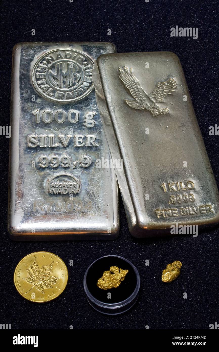 Due barre Kilo Silver Bullion - un'oncia di oro tondo - due Nuggets in oro naturale Foto Stock