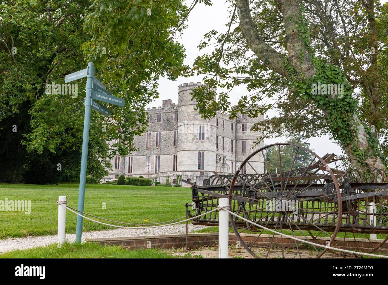 Castello di Lulworth nella parte orientale di lulworth Dorset, una fortezza in stile chalet di caccia del XVII secolo, patrimonio storico di grado 1, Inghilterra, Regno Unito, 2023 Foto Stock
