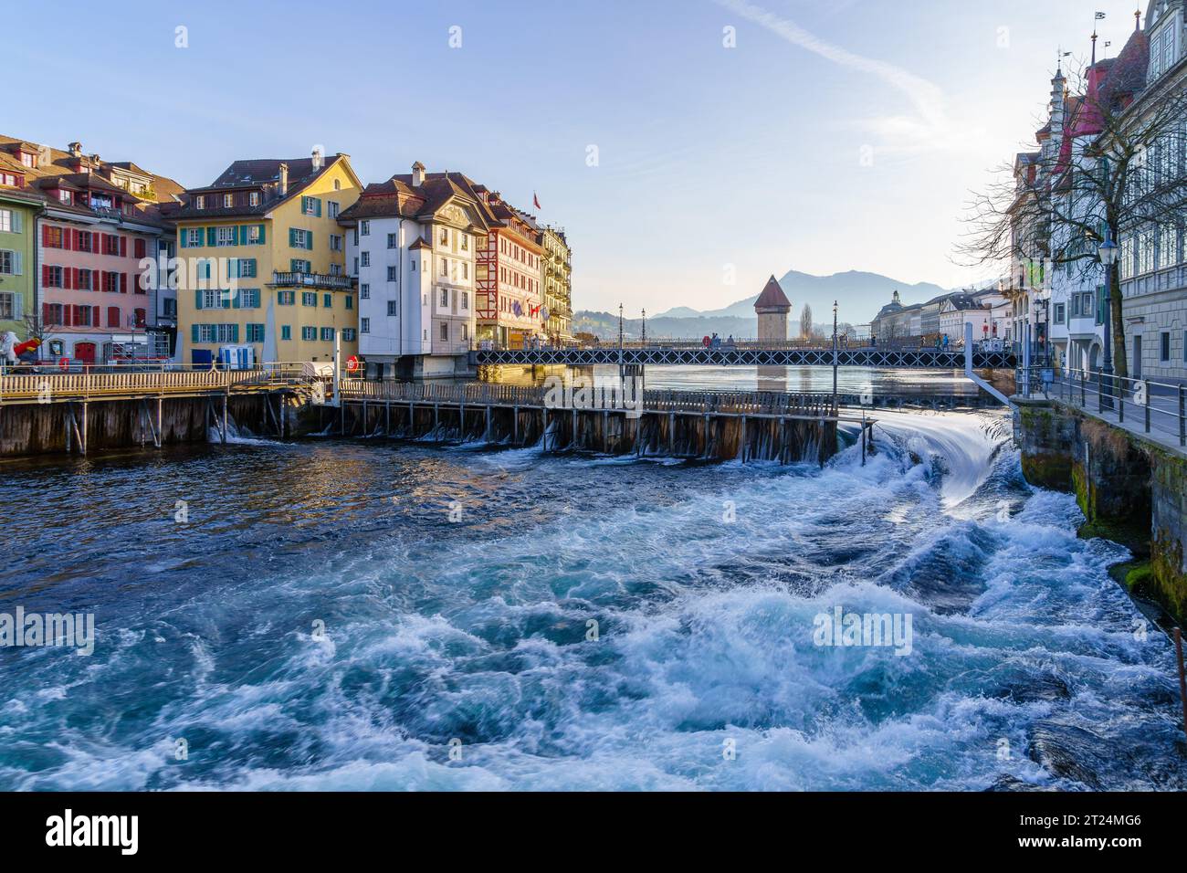 Lucerna, Svizzera - 20 febbraio 2023: Vista della diga Needle nel fiume Reuss, con vari edifici, locali e visitatori, a Lucerna (Lucerna) Foto Stock