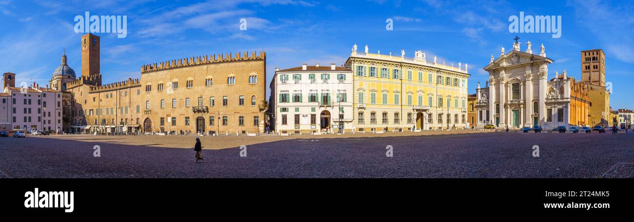 Mantova, Italia - 28 febbraio 2023: Vista panoramica di Piazza Sordello, con i monumenti e le aziende locali, la gente del posto e i visitatori, a Mantov Foto Stock