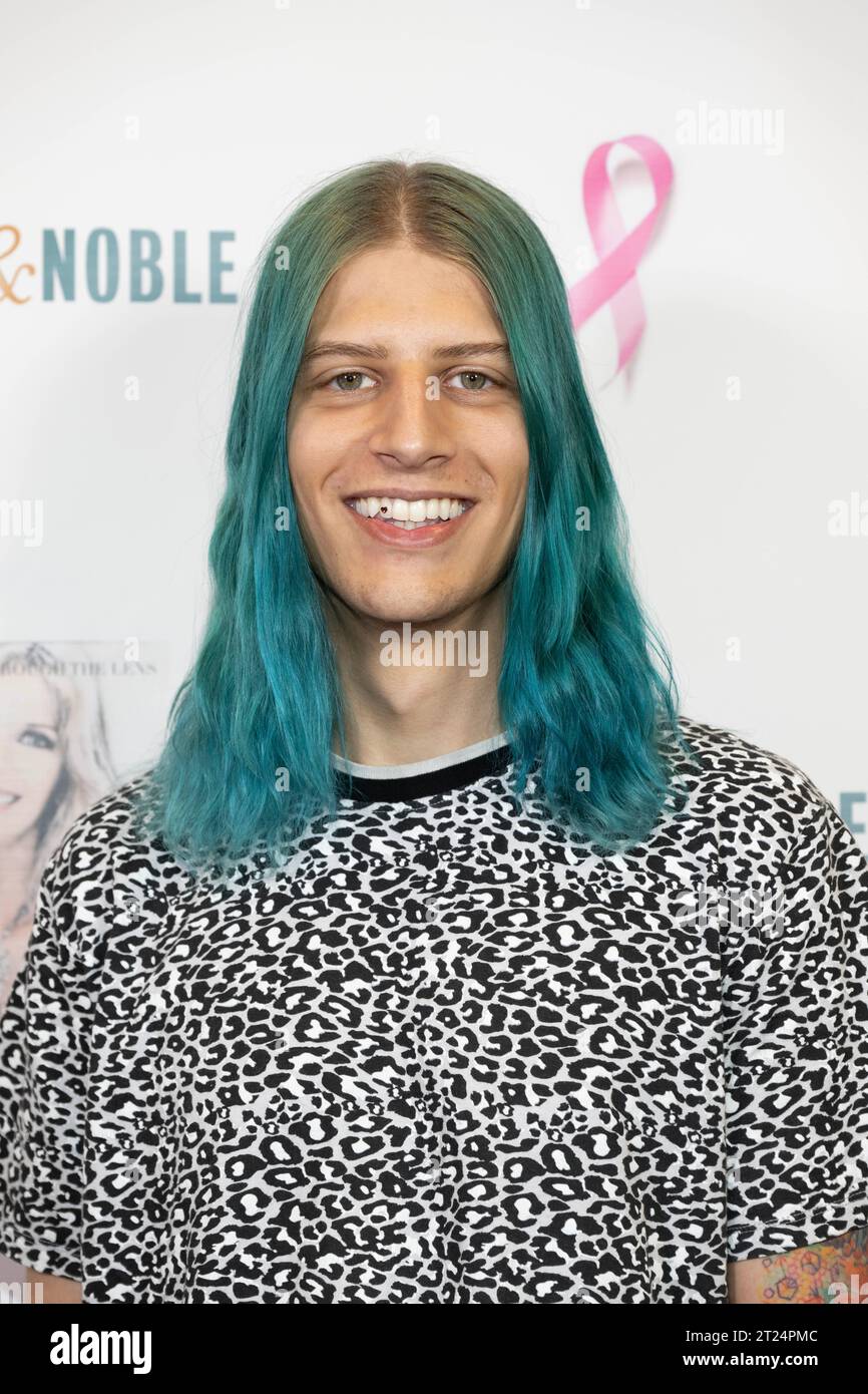 Los Angeles, USA. 16 ottobre 2023. L'autore Hari Tahov partecipa alla registrazione del libro "Margaret Rowe Through the Lens" a Barnes and Noble at the Grove, Los Angeles, CA 16 ottobre 2023 Credit: Eugene Powers/Alamy Live News Foto Stock