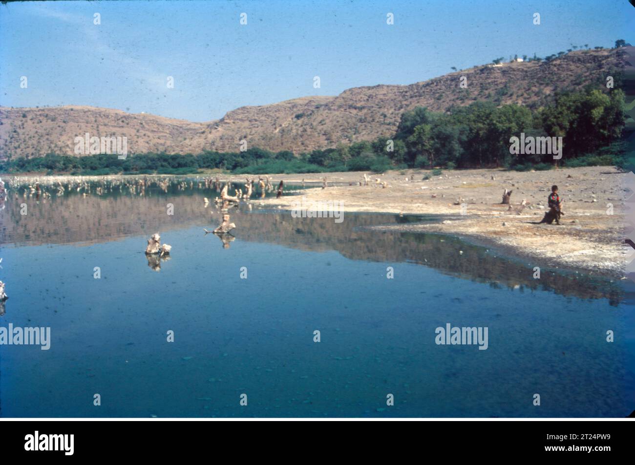 Il lago Lonar, noto anche come cratere Lonar, è un monumento geo-patrimonio nazionale notificato, un lago salino e soda, situato a Lonar nel distretto di Buldhana, Maharashtra, India. Il lago Lonar è un astroblemo creato da un impatto meteoritico durante il Pleistocene. Foto Stock