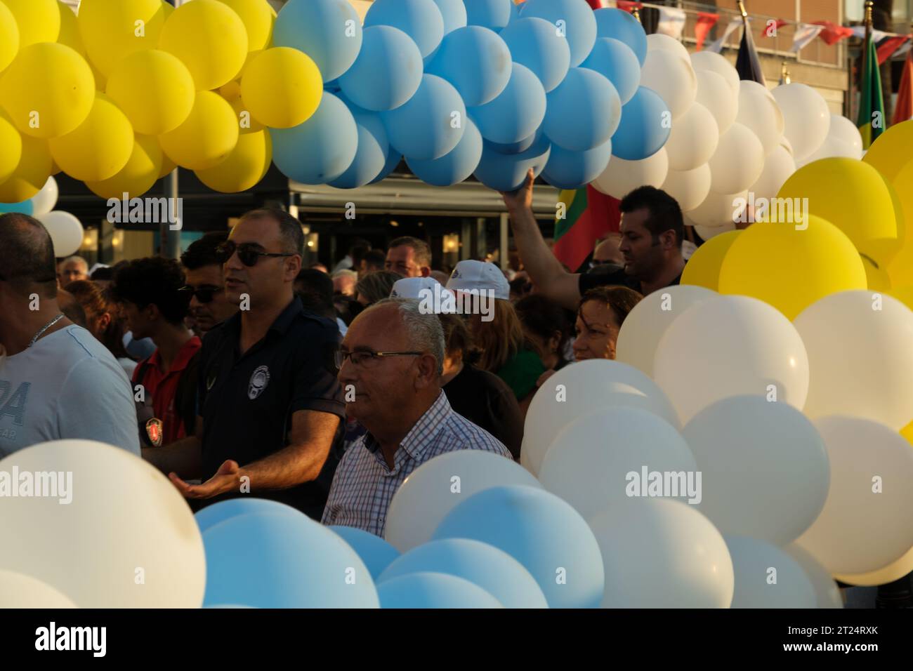 Smirne, Turchia - 1° settembre 2023: La folla di bandiere di vari paesi si riunisce sotto palloncini colorati durante l'apertura della Fiera Internazionale di Smirne Foto Stock