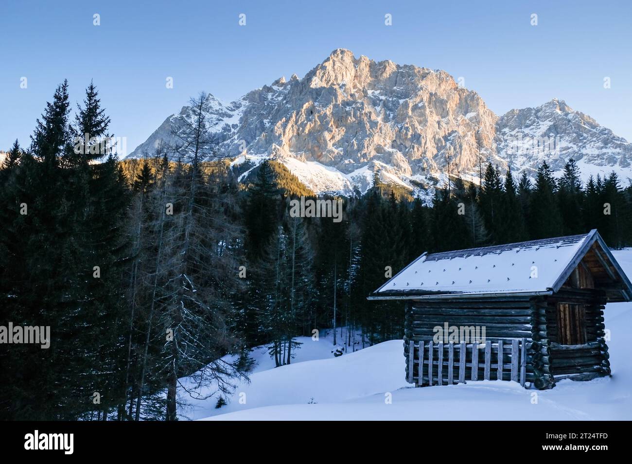Wintermorgen in der Tiroler Zugspitzarena Foto Stock