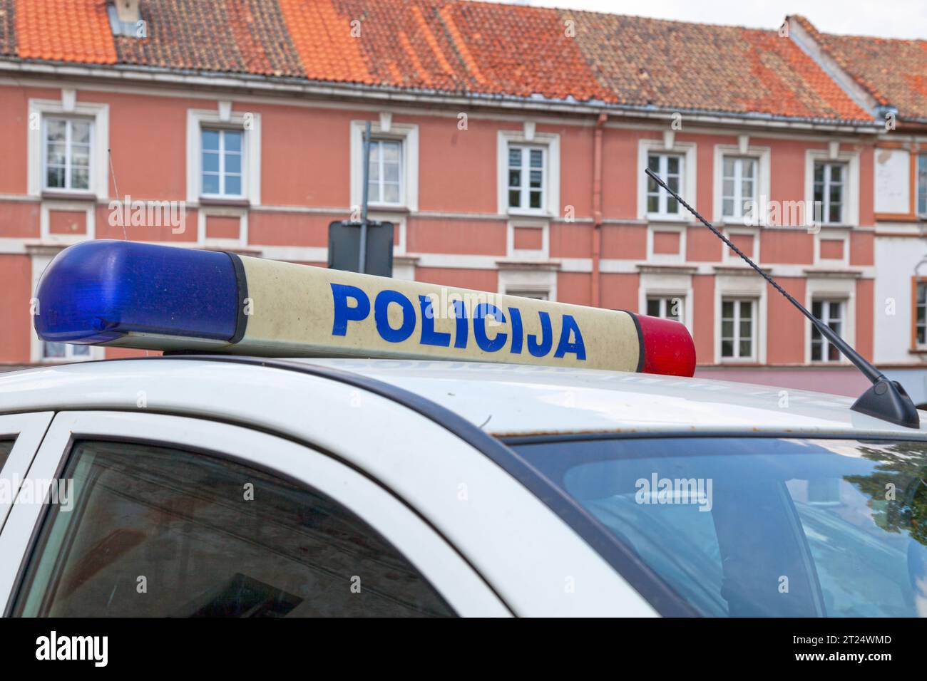 Primo piano sulla sirena di un'auto della polizia lituana (Policija). Foto Stock