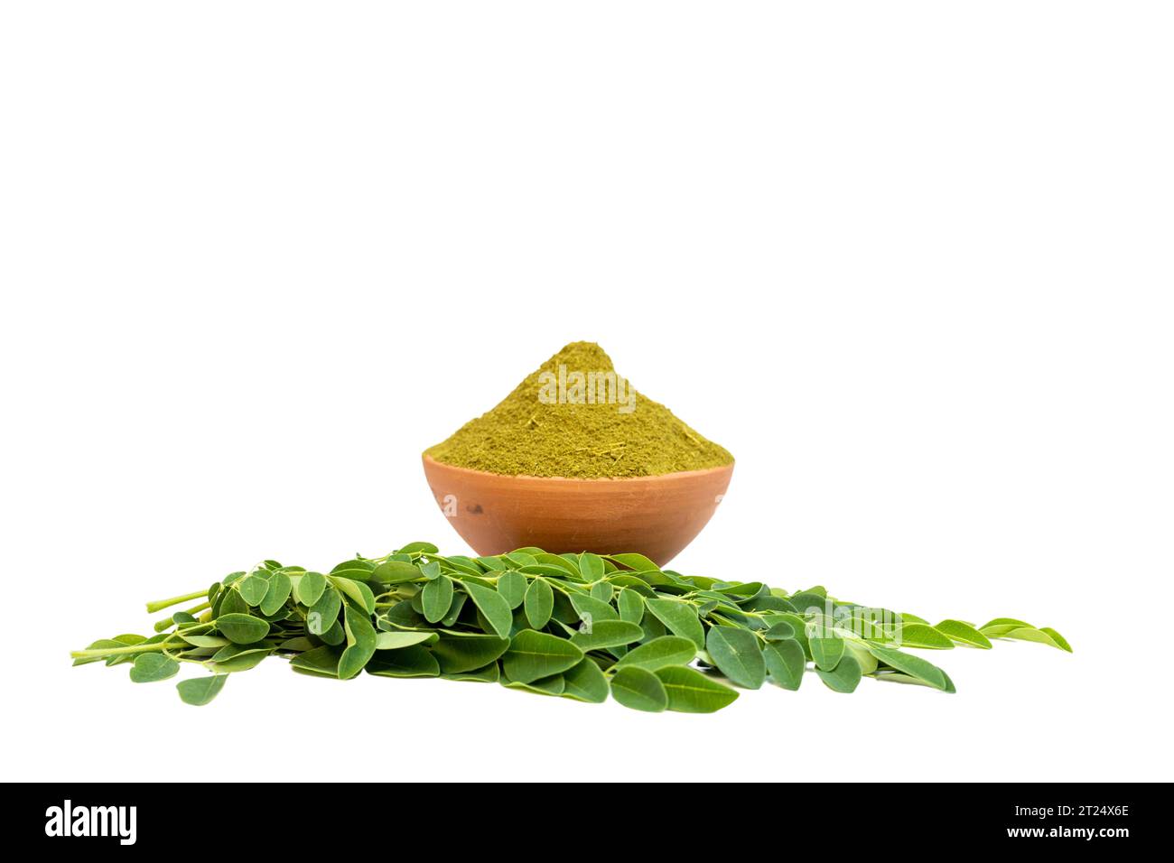 Foglie di Moringa e polvere isolate su uno sfondo bianco con spazio di copia Foto Stock