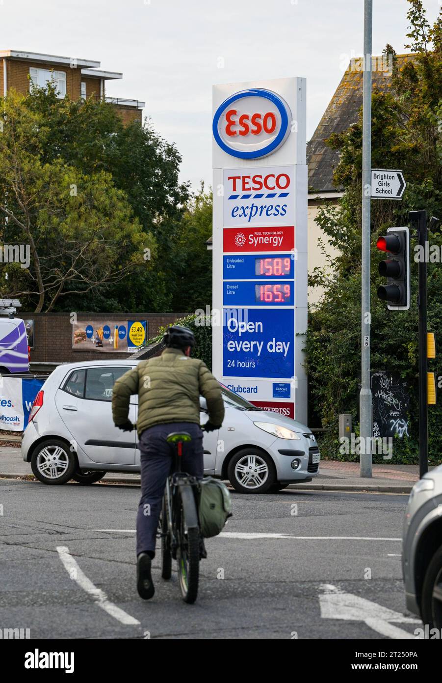 Brighton Regno Unito 17 ottobre 2023 - il prezzo del carburante in una stazione di servizio esso a Brighton come il costo del gasolio è aumentato di recente a causa dei tagli alla produzione globale di petrolio e dei disordini in Medio Oriente aggiungendo al costo della crisi di vita nel Regno Unito : Credit Simon Dack / Alamy Live News Foto Stock