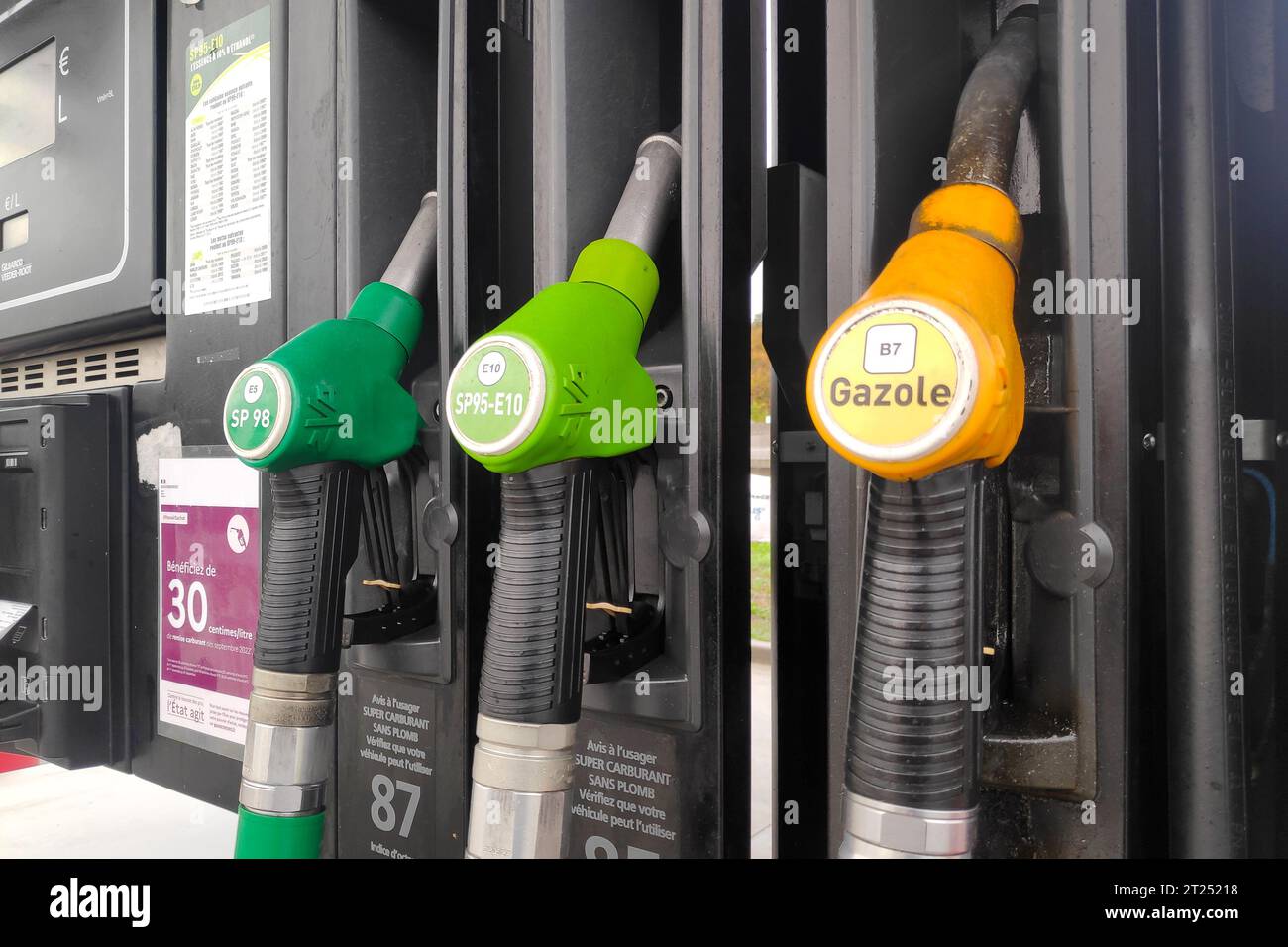Lamorlaye, Francia - Ottobre 15 2022: Le pompe di carburante di una stazione di servizio sono chiuse a causa della carenza di carburante legata allo sciopero delle raffinerie petrolifere. Foto Stock