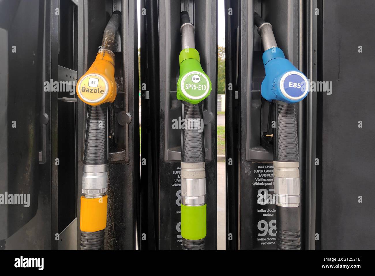 Lamorlaye, Francia - Ottobre 15 2022: Le pompe di carburante di una stazione di servizio sono chiuse a causa della carenza di carburante legata allo sciopero delle raffinerie petrolifere. Foto Stock