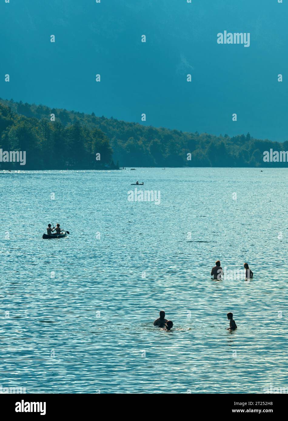 Sport acquatici sul lago Bohinj e attività ricreative all'aperto nel pomeriggio d'estate Foto Stock