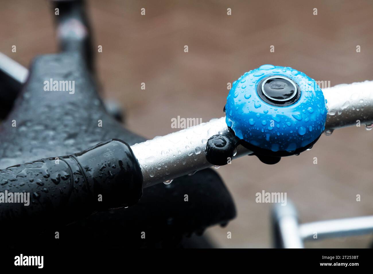 Una campana blu della bicicletta sotto la pioggia. Foto Stock