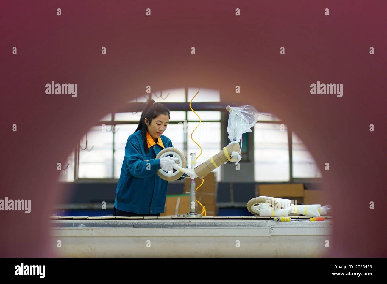 (231017) -- XINGTAI, 17 ottobre 2023 (Xinhua) -- Un operaio assembla una bicicletta per bambini in una società manifatturiera nella contea di Pingxiang, nella provincia di Hebei nella Cina settentrionale, 16 ottobre 2023. Pingxiang, soprannominata la "città delle ruote per bambini", negli ultimi anni ha compiuto grandi sforzi per potenziare il suo business di biciclette per bambini. I prodotti qui venduti sono stati venduti in oltre 60 paesi e regioni, tra cui Russia, Vietnam, Kenya e Sri Lanka. Il valore delle biciclette per bambini esportate direttamente dai produttori della contea è stato di 364 milioni di yuan (circa 49,76 milioni di dollari USA) nei primi sette mesi di questo YE Foto Stock