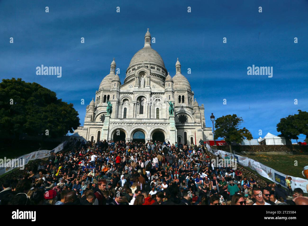 Una folla di persone è alla Cattedrale del Sacro cuore durante il Montmartre Wine Festival a Parigi Foto Stock