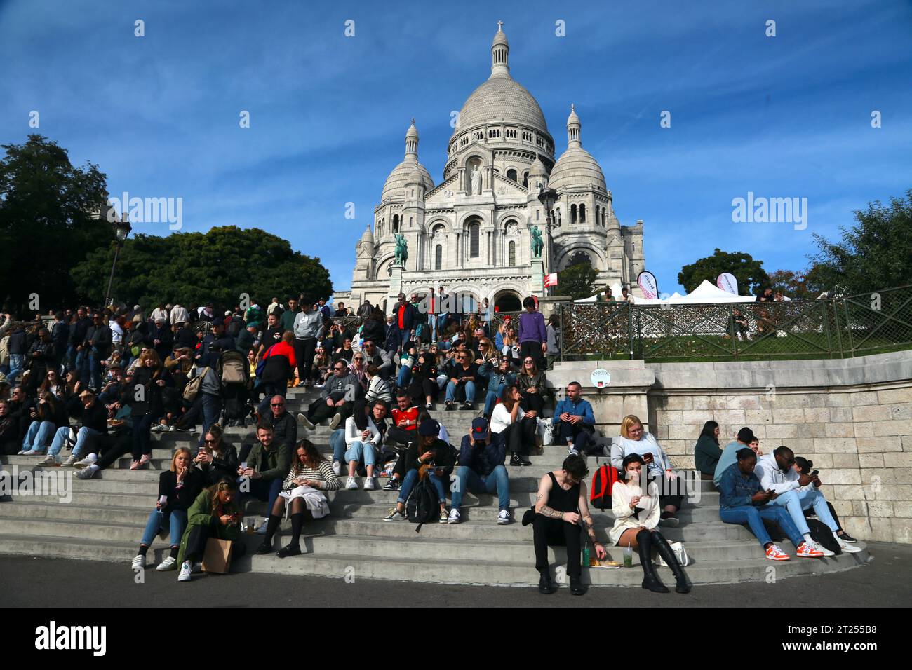 Una folla di persone è alla Cattedrale del Sacro cuore durante il Montmartre Wine Festival a Parigi Foto Stock