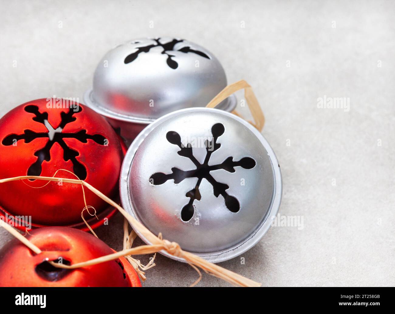 Campane jingle rustiche in argento rosso e oro Foto Stock