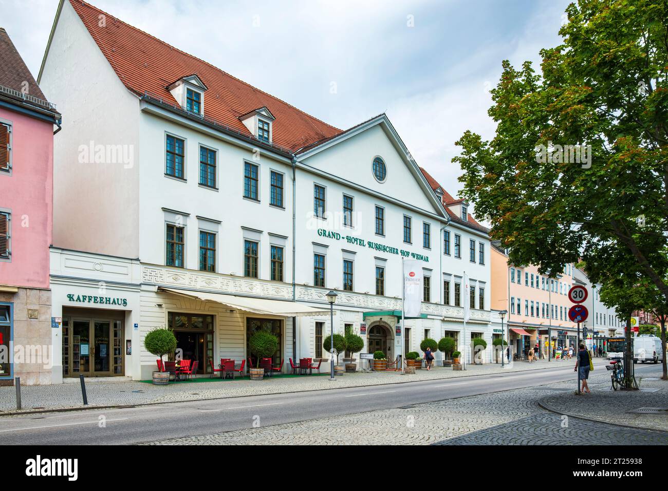 Scena quotidiana di fronte al Grand Hotel Russischer Hof Weimar nel centro di Weimar, Turingia, Germania, 13 agosto 2020. Foto Stock